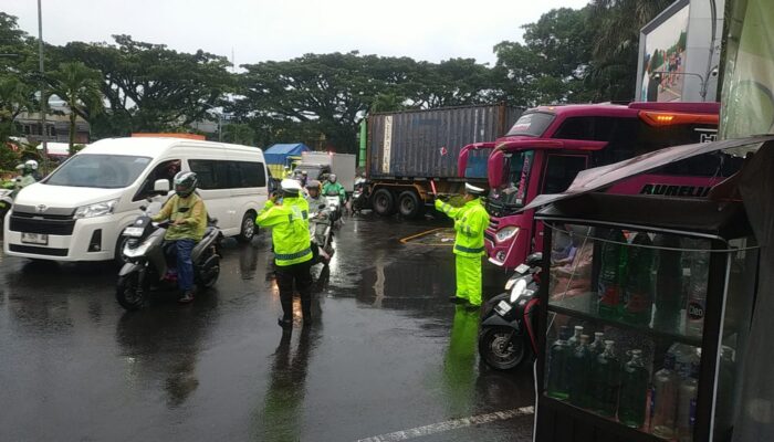 Hujan Deras Guyur Kota Malang, Sejumlah Titik Tergenang dan Lalin Macet Panjang