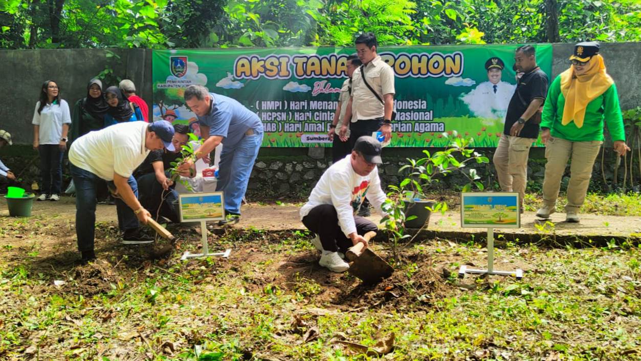 Peringati HMPI dan HCPSN, Bupati Jombang Pimpin Aksi Tanam 500 Pohon dan Tebar 1.200 Benih Ikan