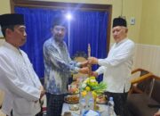 Gus Thoriq Serahkan Tongkat Zaitun ke Gus Kikin sebagai Simbol Rekonsiliasi PBNU