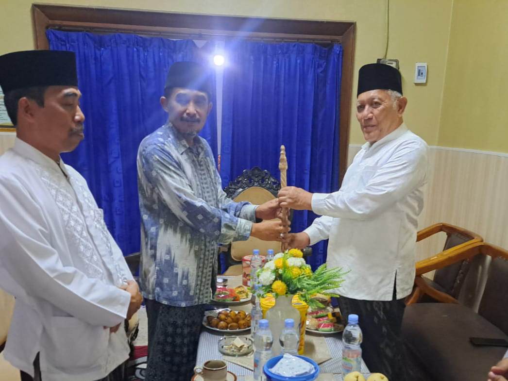 Gus Thoriq Serahkan Tongkat Zaitun ke Gus Kikin sebagai Simbol Rekonsiliasi PBNU