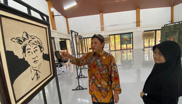 Peduli Korban Bencana Alam, Guru di Jombang Galang Donasi dengan Gelar Pameran Lukisan Pasir