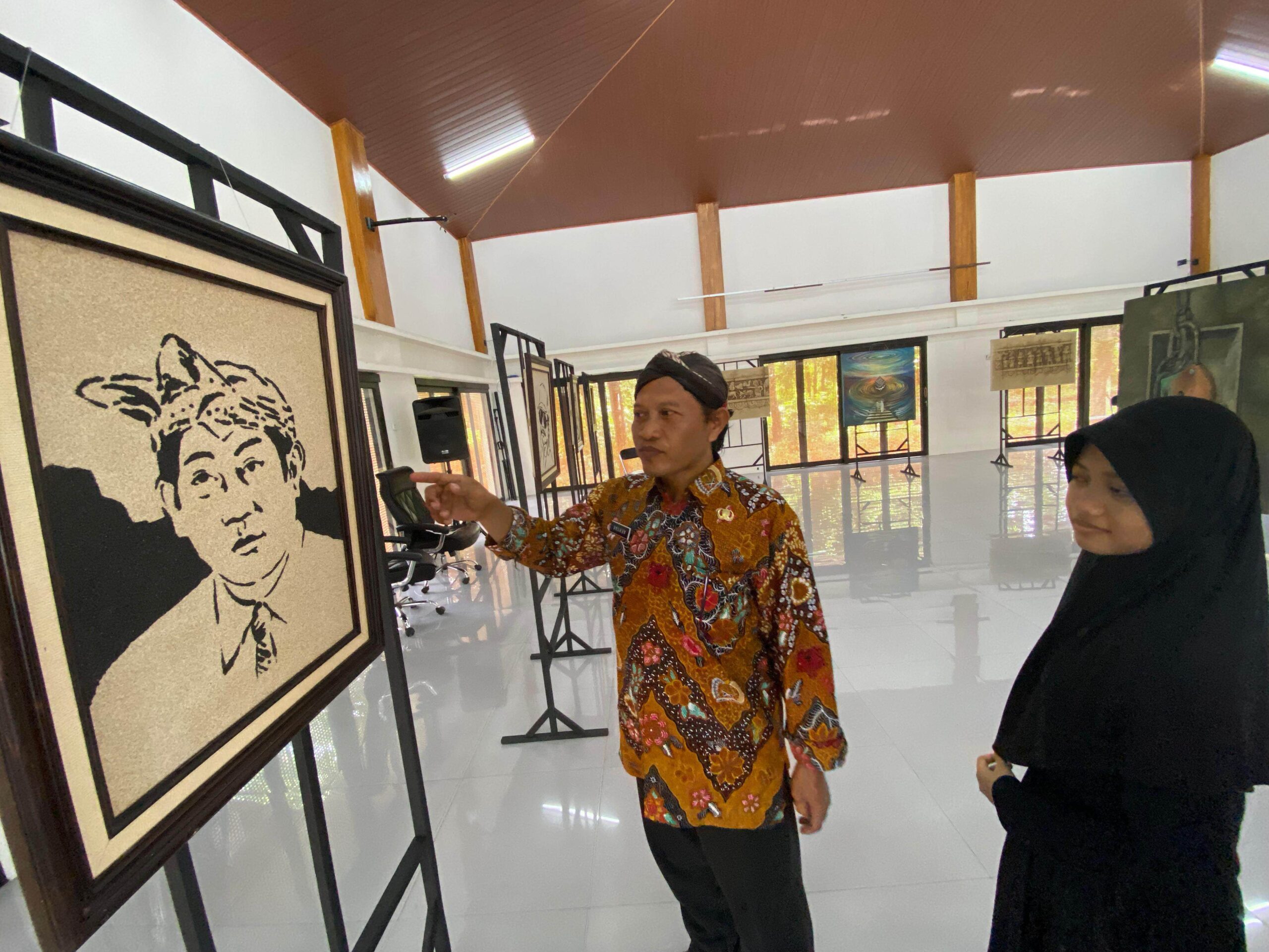 Peduli Korban Bencana Alam, Guru di Jombang Galang Donasi dengan Gelar Pameran Lukisan Pasir