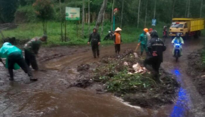 Tanah Longsor Timbun Jalan dan Dapur Rumah Warga di Pandansari