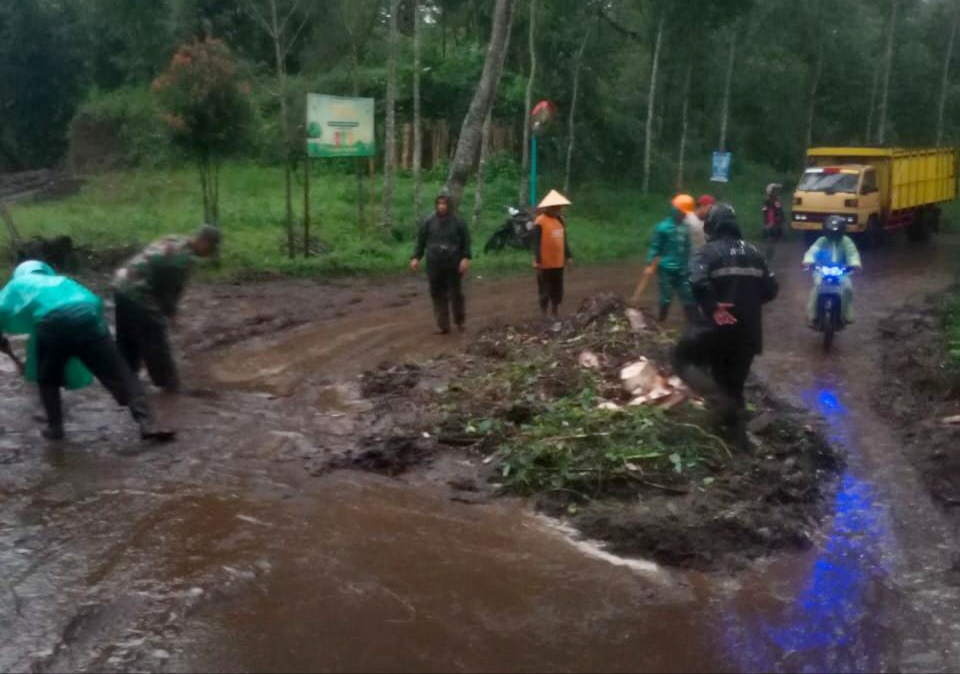 Tanah Longsor Timbun Jalan dan Dapur Rumah Warga di Pandansari