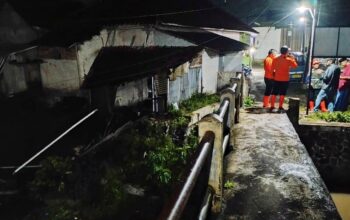 Tanah longsor yang terjadi di Dusun Sekarputih, Desa Mendalanwangi, Kecamatan Wagir, Kabupaten Malang, Minggu (7/12/2025), sempat membuat warga panik. Insiden yang dipicu hujan deras ini menimpa bagian dapur dua rumah warga yang berada di lereng bawah area saluran irigasi.