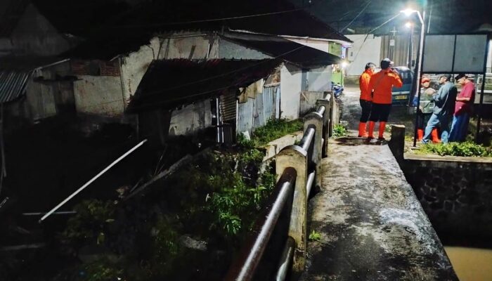 Longsor Mendalanwangi Gegerkan Warga, Dua Rumah Terdampak