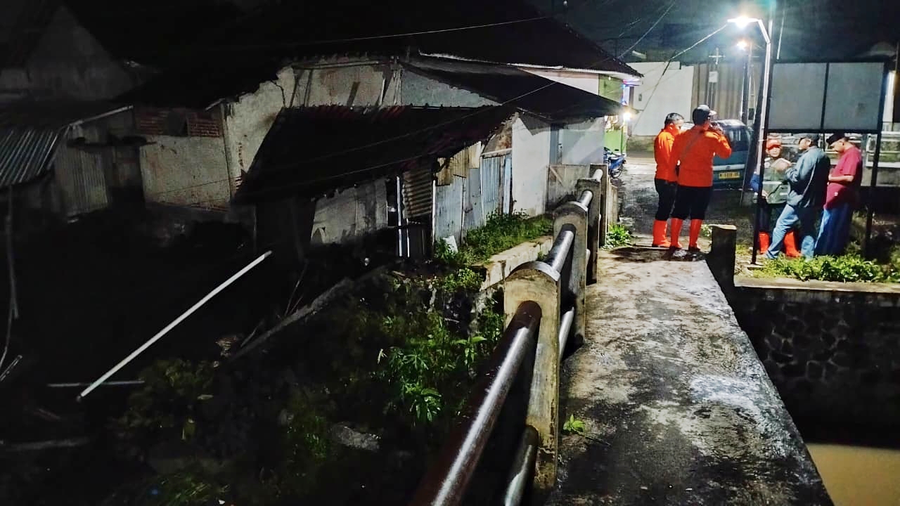 Tanah longsor yang terjadi di Dusun Sekarputih, Desa Mendalanwangi, Kecamatan Wagir, Kabupaten Malang, Minggu (7/12/2025), sempat membuat warga panik. Insiden yang dipicu hujan deras ini menimpa bagian dapur dua rumah warga yang berada di lereng bawah area saluran irigasi.