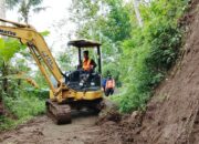 Tebing 10 Meter Longsor di Tirtoyudo, Pembersihan Dilakukan Dua Hari Berturut-turut