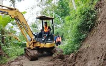 Tebing 10 Meter Longsor di Tirtoyudo, Pembersihan Dilakukan Dua Hari Berturut-turut