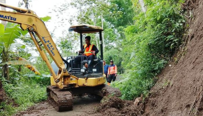 Tebing 10 Meter Longsor di Tirtoyudo, Pembersihan Dilakukan Dua Hari Berturut-turut