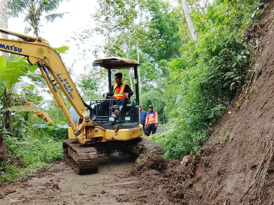 Tebing 10 Meter Longsor di Tirtoyudo, Pembersihan Dilakukan Dua Hari Berturut-turut