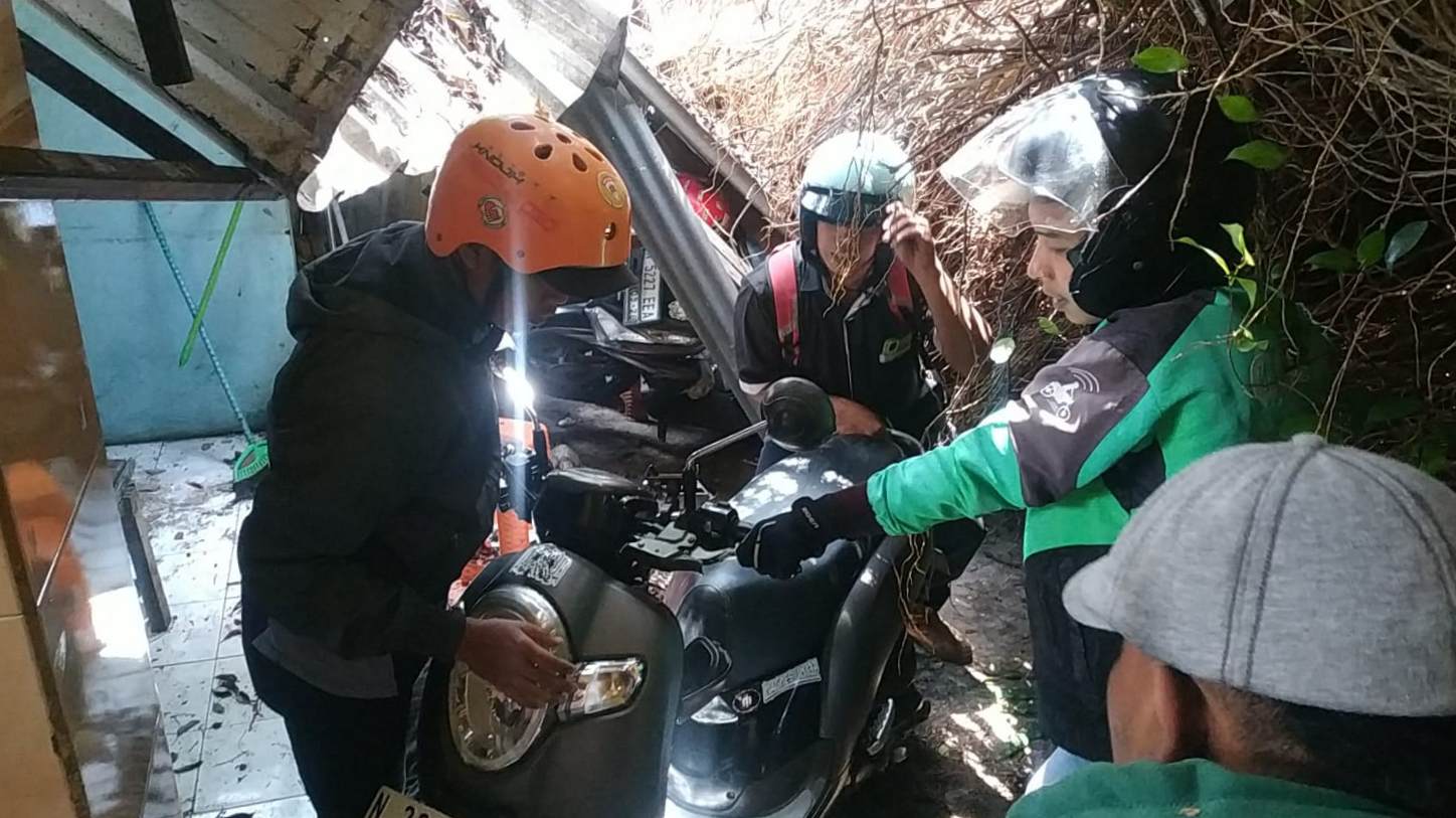 Dua Motor Tertimpa Pohon Beringin Besar di Jalan Merapi Kota Malang