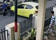 Detik-Detik Mobil Tabrak Tiang Listrik di Tlogomas Malang Terekam CCTV, Nyaris Tabrak Pemotor