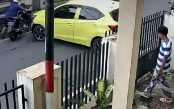 Detik-Detik Mobil Tabrak Tiang Listrik di Tlogomas Malang Terekam CCTV, Nyaris Tabrak Pemotor