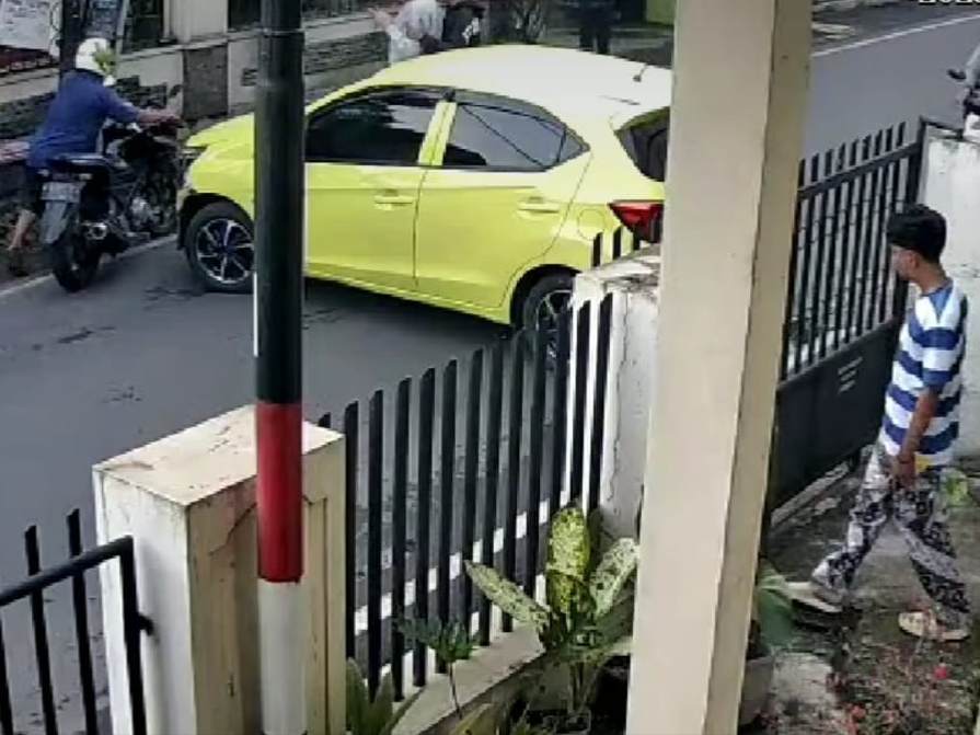 Detik-Detik Mobil Tabrak Tiang Listrik di Tlogomas Malang Terekam CCTV, Nyaris Tabrak Pemotor