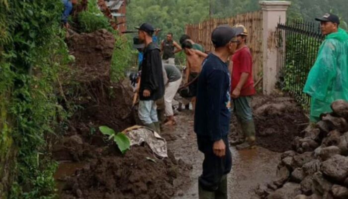 Hujan Deras Sebabkan Sejumlah Plengsengan dan Tembok Dapur Roboh di Poncokusumo Malang