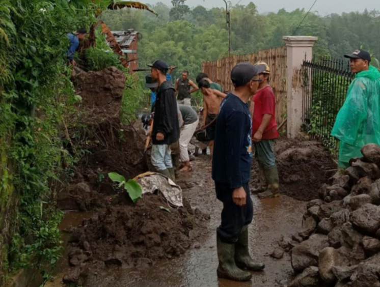 Hujan Deras Sebabkan Sejumlah Plengsengan dan Tembok Dapur Roboh di Poncokusumo Malang