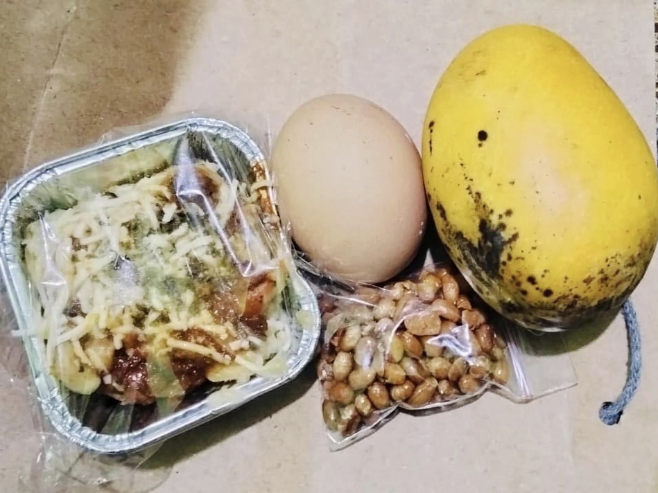 Program Makan Bergizi Gratis (MBG) di Kabupaten Jombang, Jawa Timur kembali disorot. Sejumlah wali murid mengeluhkan menu MBG yang dinilai tidak layak konsumsi dan tidak memenuhi standar gizi anak sekolah.