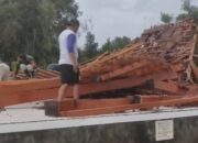 Sebuah pendopo di Dusun Gondanglegi, Desa Gondangmanis, Kecamatan Bandarkedungmulyo, Kabupaten Jombang, Jawa Timur roboh setelah kawasan tersebut diguyur hujan deras disertai angin kencang, Kamis (11/12/2025) sore, kemarin.