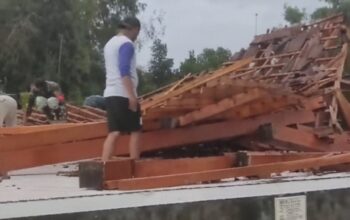 Sebuah pendopo di Dusun Gondanglegi, Desa Gondangmanis, Kecamatan Bandarkedungmulyo, Kabupaten Jombang, Jawa Timur roboh setelah kawasan tersebut diguyur hujan deras disertai angin kencang, Kamis (11/12/2025) sore, kemarin.