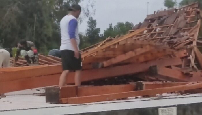 Baru Dibangun, Bangunan Pendopo di Dusun Gondanglegi Jombang Roboh Diterjang Angin Kencang
