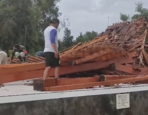 Sebuah pendopo di Dusun Gondanglegi, Desa Gondangmanis, Kecamatan Bandarkedungmulyo, Kabupaten Jombang, Jawa Timur roboh setelah kawasan tersebut diguyur hujan deras disertai angin kencang, Kamis (11/12/2025) sore, kemarin.