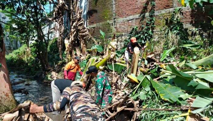TNI Turun Tangan, Sungai dan Drainase di Tunggulwulung Dinormalisasi untuk Cegah Banjir