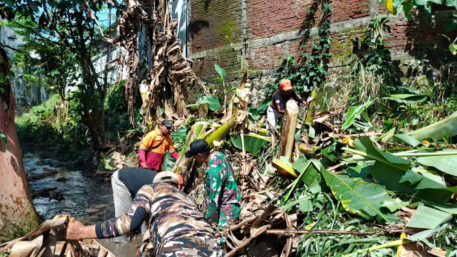 TNI Turun Tangan, Sungai dan Drainase di Tunggulwulung Dinormalisasi untuk Cegah Banjir