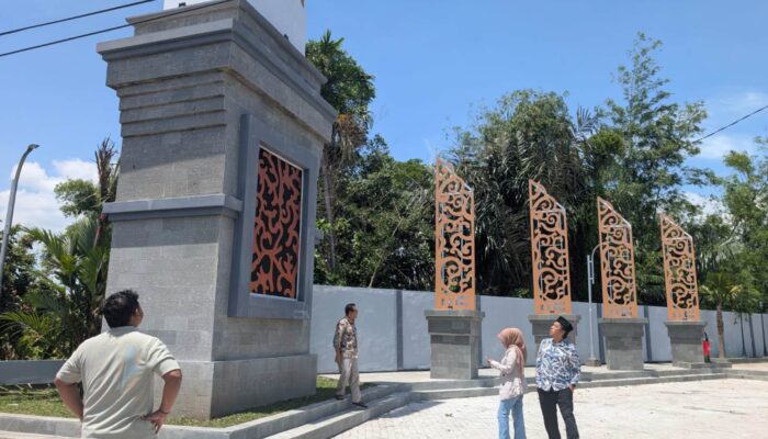 Komisi C DPRD Jombang Sidak ke Lokasi Tugu 1 Miliar yang Ambruk