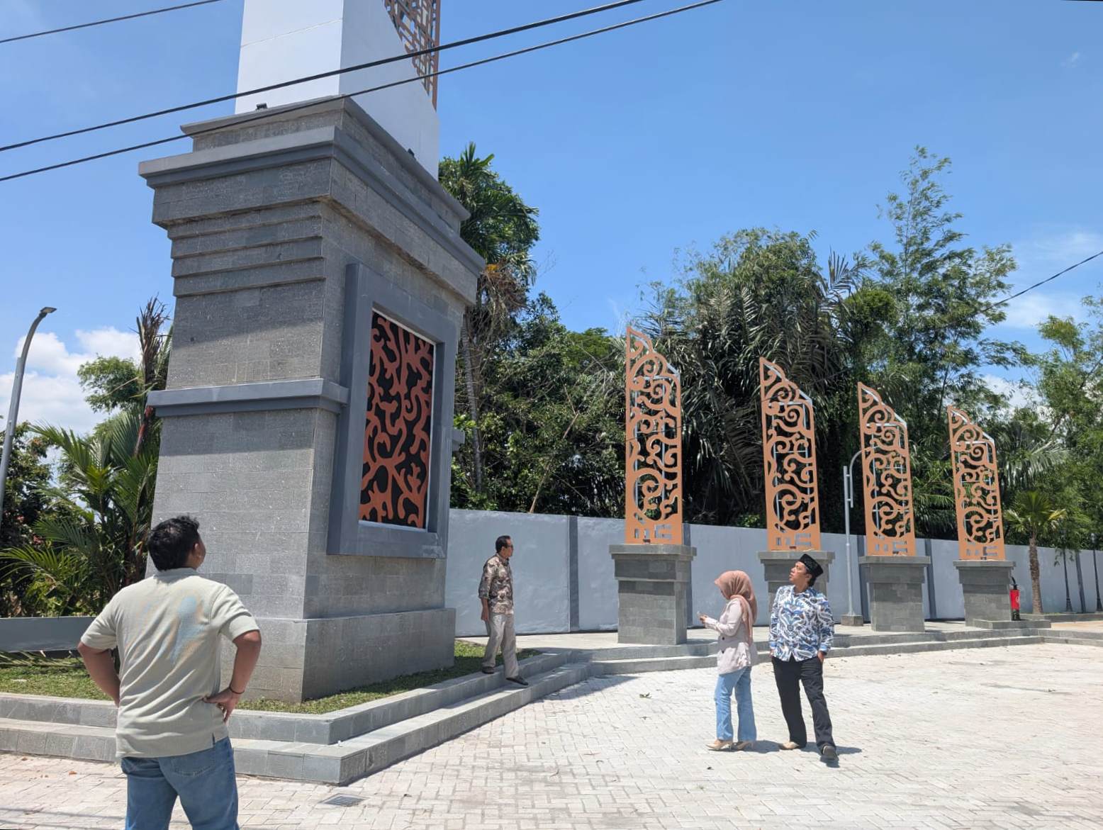 Komisi C DPRD Jombang Sidak ke Lokasi Tugu 1 Miliar yang Ambruk