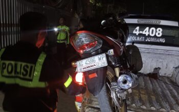 Kecelakaan lalu lintas (lakalantas) maut terjadi di jalan raya Desa Banjardowo, Kecamatan Jombang, Kabupaten Jombang, Jawa Timur, pada Minggu 14 Desember 2025, malam. Seorang pejalan kaki tewas di lokasi kejadian setelah tertabrak sepeda motor Honda Tiger.