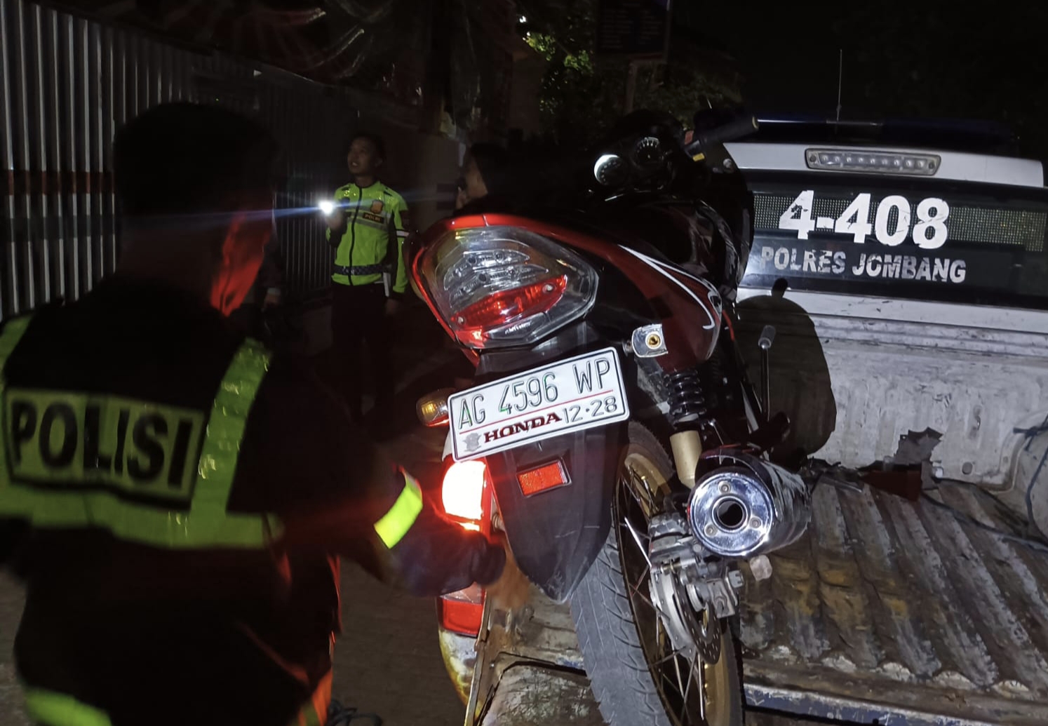 Kecelakaan lalu lintas (lakalantas) maut terjadi di jalan raya Desa Banjardowo, Kecamatan Jombang, Kabupaten Jombang, Jawa Timur, pada Minggu 14 Desember 2025, malam. Seorang pejalan kaki tewas di lokasi kejadian setelah tertabrak sepeda motor Honda Tiger.