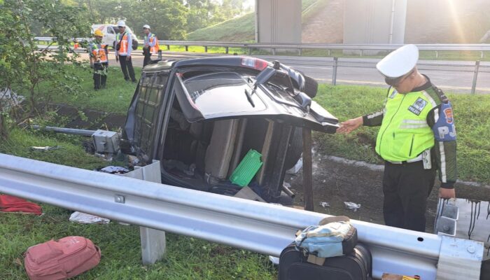 Mobil Isuzu Panther Terguling di Tol Jombang, Penumpang dan Sopir Luka-luka