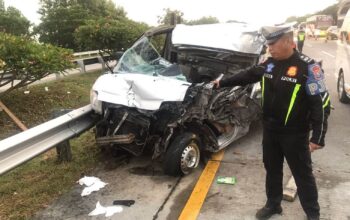 Diduga Sopir Kecapean, Mobil Pickup Mengalami Kecelakaan Ganda di Tol Jombang