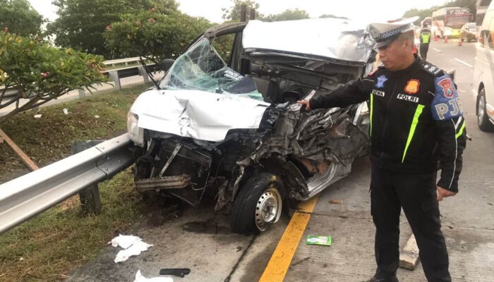 Diduga Sopir Kecapean, Mobil Pickup Mengalami Kecelakaan Ganda di Tol Jombang