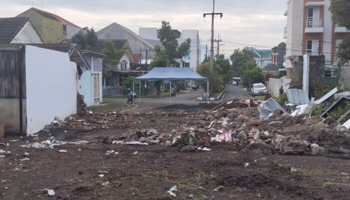 Tembok Sengketa Griya Shanta Dijebol Paksa, Warga Tempuh Jalur Hukum