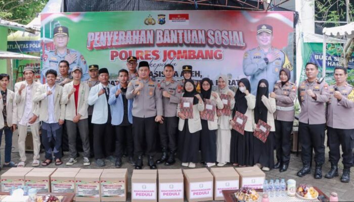 Kapolres dan Ketua Bhayangkari Jombang, Salurkan Bansos pada Mahasiswa Korban Bencana Alam