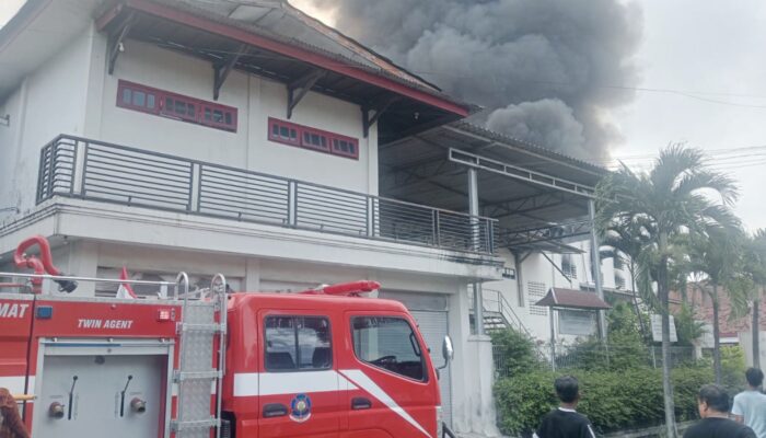 Pabrik Sepatu di Mojongapit Jombang Terbakar Hebat