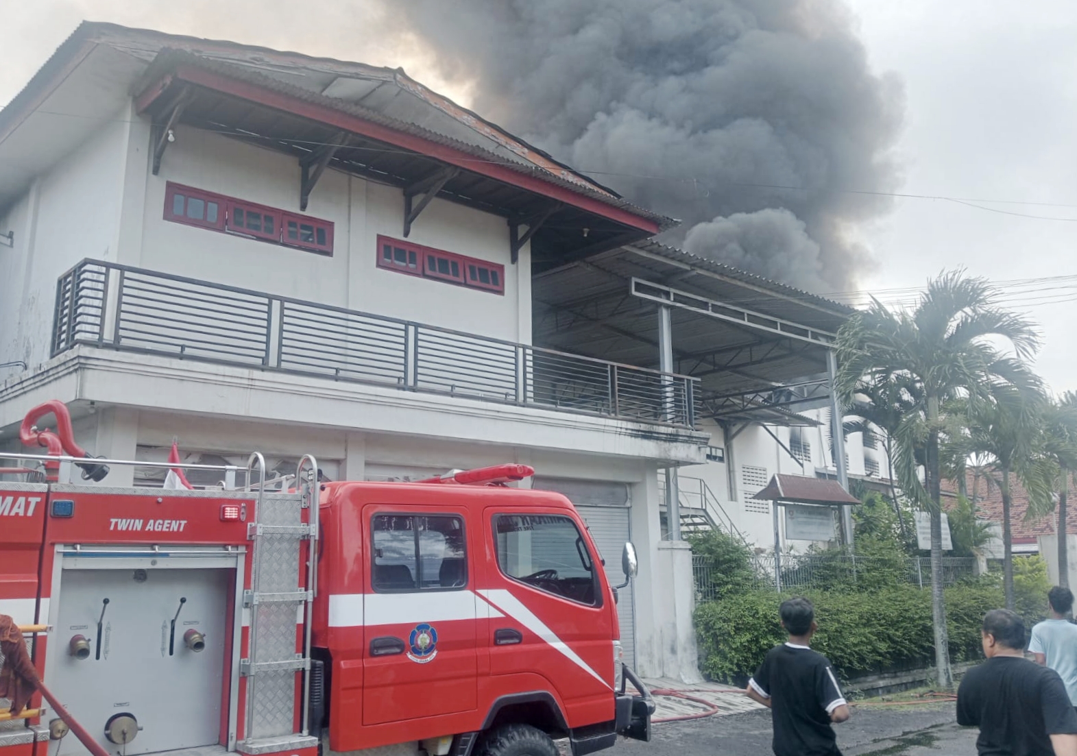 Pabrik sepatu Karya Mekar yang berada di Desa Mojongapit, Kecamatan Jombang, Kabupaten Jombang, Jawa Timur dilalap si jago merah, Sabtu 20 Desember 2025, pagi.