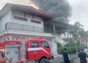 40 Petugas Damkar Dikerahkan, Jinakkan Pabrik Sepatu di Mojongapit Jombang yang Terbakar