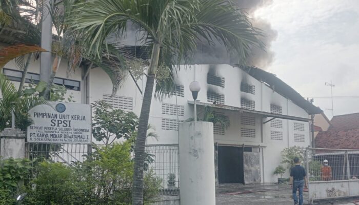 Polisi Sebut Konsleting Listrik jadi Pemicu Kebakaran Pabrik Sepatu di Jombang