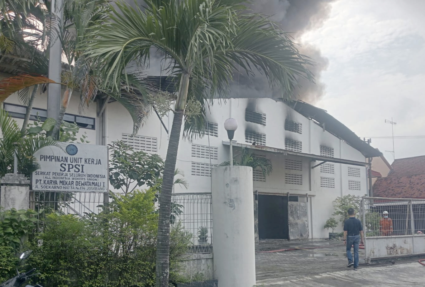 Kebakaran hebat melanda pabrik sepatu PT Karya Mekar Dewatamali yang berada di Desa Mojongapit, Kecamatan Jombang, Kabupaten Jombang, Jawa Timur pada Sabtu 20 Desember 2025, kemarin pagi.