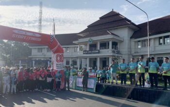 Peringatan Hari Kesehatan Nasional (HKN) ke-61 Tahun 2025 di Kota Malang mencapai puncaknya melalui gelaran Event Fun Walk 2025 yang dipusatkan di Area Balaikota Malang, Minggu pagi. Kegiatan ini diikuti ribuan peserta dari berbagai unsur masyarakat dan tenaga kesehatan.