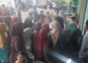 Pj Kepala Desa Tobai Timur Salurkan Bansos kepada Warga