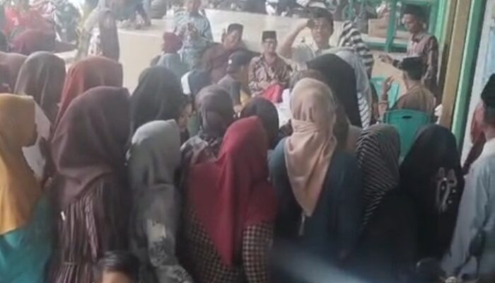 Pj Kepala Desa Tobai Timur Salurkan Bansos kepada Warga