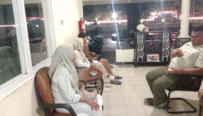 Asik Bermesraan di Alun-alun, Tiga Santri Diciduk Satpol PP Jombang