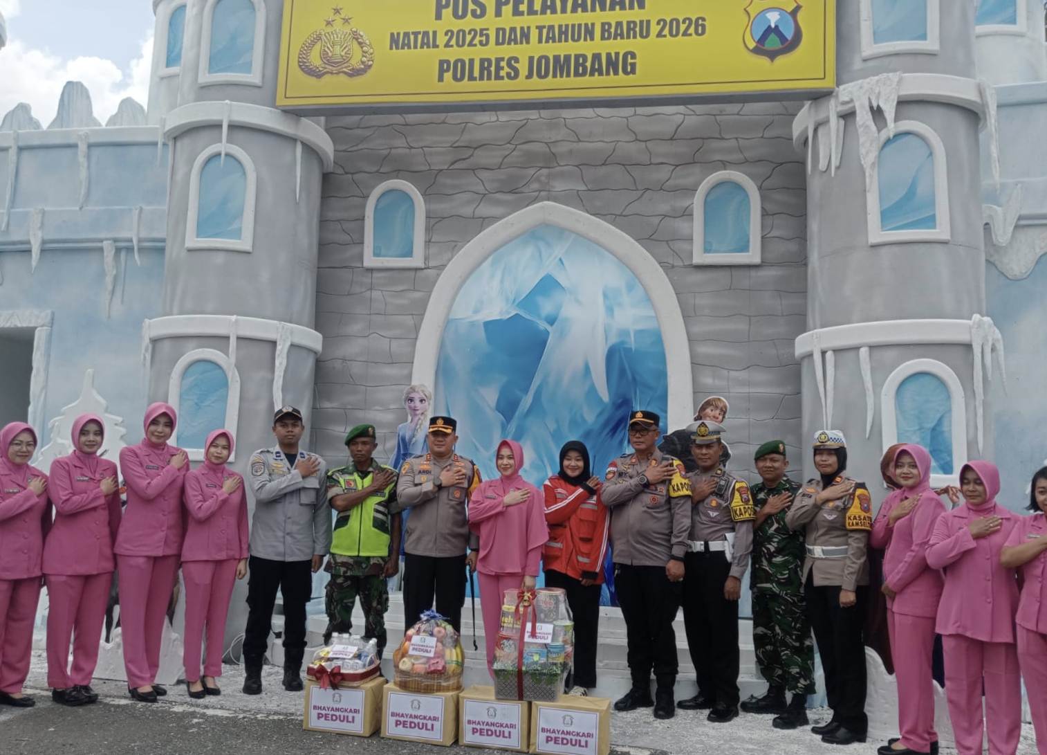 Pengamanan perayaan natal dan tahun baru 2026, Satlantas Polres Jombang, Jawa Timur, bangun pos pelayanan bertema Disneyland, di jalan KH Wachid Hasyim.