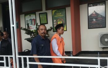 Pengadilan Negeri (PN) Malang kembali menggelar sidang perkara pidana dengan terdakwa YAP (21), sebagai terdakwa botol berisi bahan bakar lengkap dengan sumbu atau bom molotov, pemuda asal Desa Ngijo, Kecamatan Karangploso, Kabupaten Malang, Senin (22/12) sore.