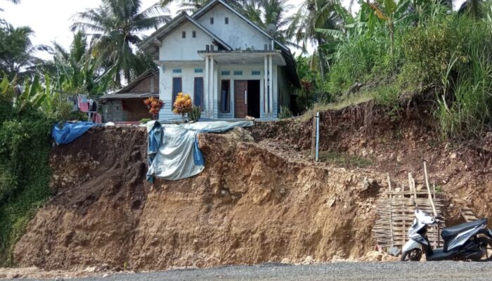 Tanah Depan Rumah Tergerus Proyek Nasional, Warga Srigonco Minta Plengsengan Segera Dibangun