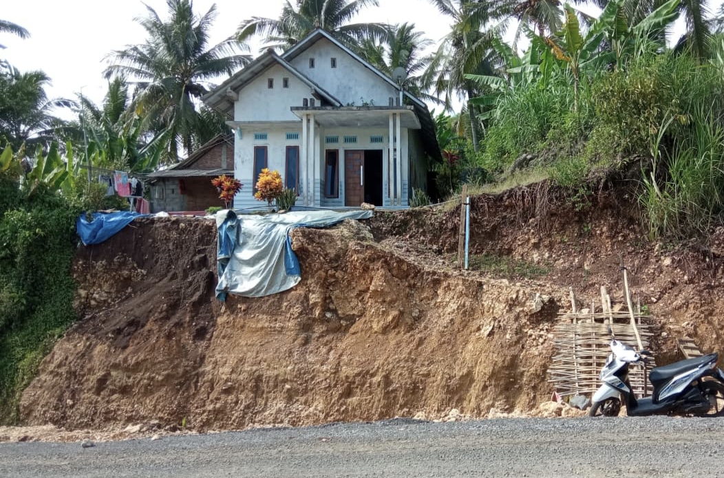 Warga Desa Srigonco, Kecamatan Bantur, Kabupaten Malang, mengeluhkan kondisi tanah di depan rumahnya yang terus tergerus akibat pembangunan pelebaran dan pengaspalan jalan proyek nasional.